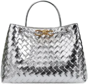 Women's quilted leather shoulder bag