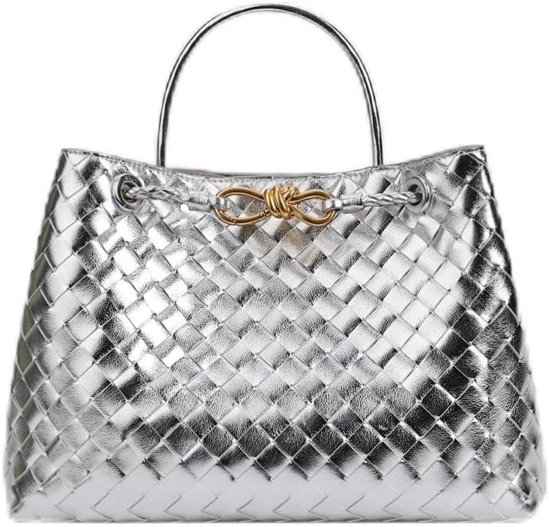 Women's quilted leather shoulder bag